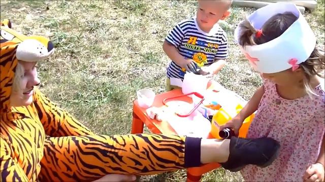Тигр поранил лапку, Маша спешит на помощь ! Веселое видео для детей смотреть онлайн