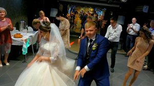 Зажигательный танец жениха и невесты с друзьями