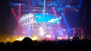 Пикник-в руках великана