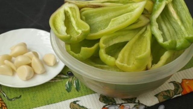 Аджика из зеленого перца и чеснока