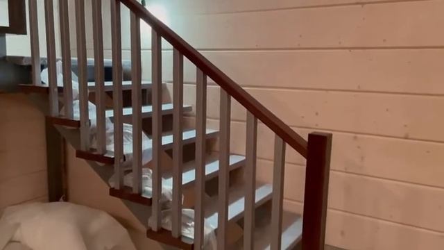 Деревянная лестница с ограждением из дерева