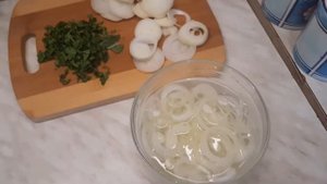 Жарим мясо/Вкусное жареное мясо на сковороде/Маринованный лук