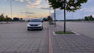 Как правильно прижаться к бордюру. Как выровнять машину вдоль бордюра. Как не зацепить бордюр.
