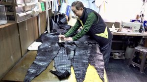 Как сделать кожаную куртку за 10000 долларов из шести крокодилов. Старый кожаный мастер из Кореи
