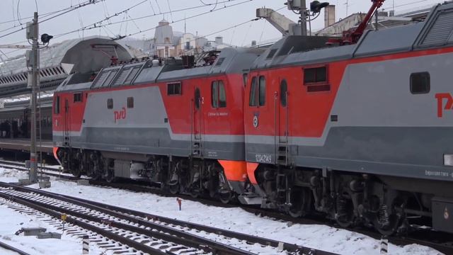 Трио! Сплотка электровозов ЭП2К-396/222/175 на Московском вокзале смотреть онлайн