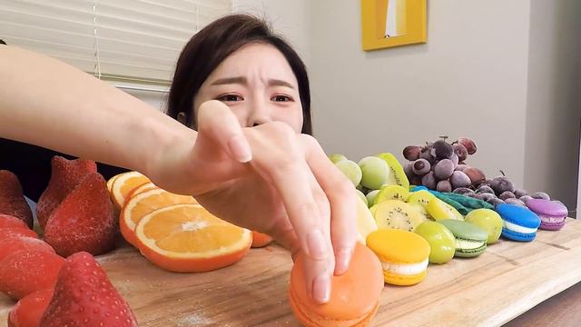 [Mukbang ASMR] 얼린과일 먹방❄ Frozen Fruits Strawberry 🍓 Mango CheeseBall Macaron Desserts Eating Ssoyoun
