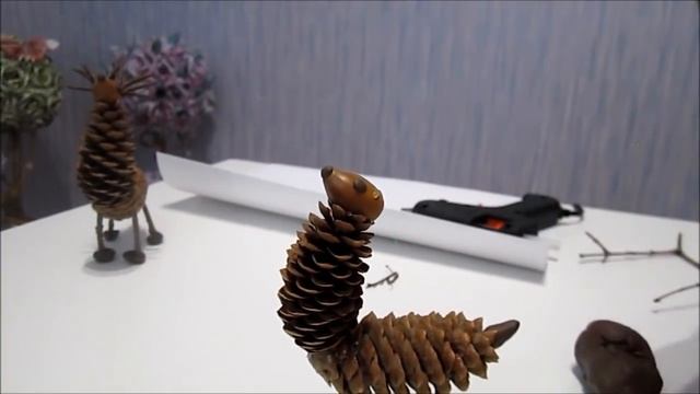 Осенняя поделка из природных материалов в детский сад или школу . Олени из шишек. смотреть онлайн