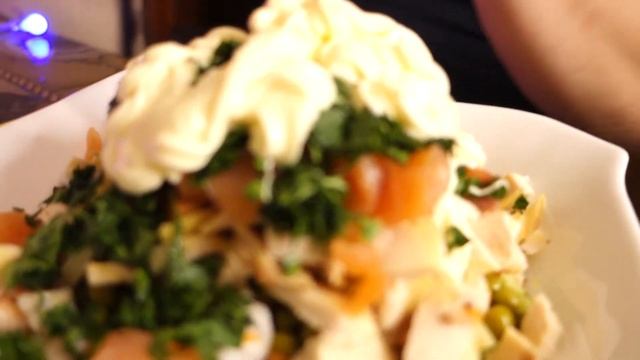 Королевский оливье с осетриной, семгой и креветками смотреть онлайн