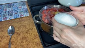 Вкусный компот из клубники и яблок !!!!