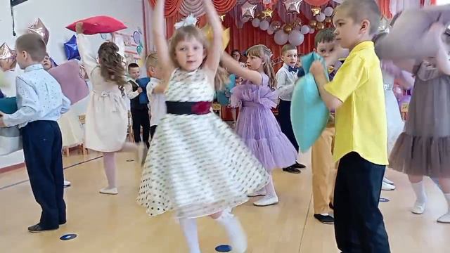 Елена Фищукова танец с подушками ( отрывок) .mp4 смотреть онлайн