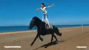 Девочка которая сидит на верхом на лошадке омьлвьсдмимрспоимиииисмиммрчнтаовлвлвлфьвьвьаьаьсьсььаьа