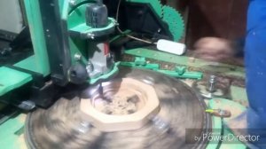 Колесо из дерева со спицами .[Wheel of oak ]