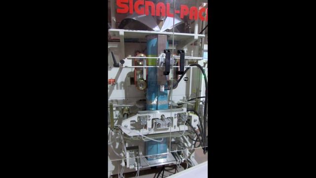 Упаковка наполнителя для кошачьих туалетов на Оборудовании Сигнал-Пак смотреть онлайн