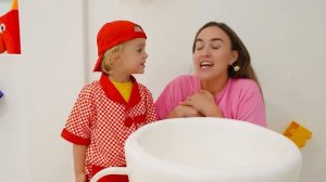 Крис учится готовить завтрак для мамы