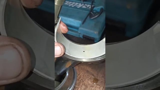 Для чего отверстия на вкладыше шатуна? смотреть онлайн