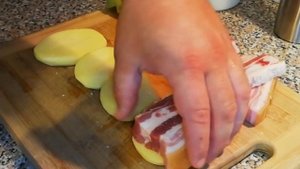 Быстрые шкварки с картошечкой.