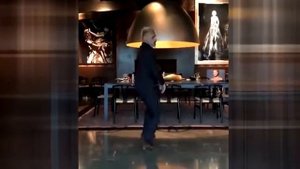 Gianluca Vacchi танцующий миллионер снова танцует