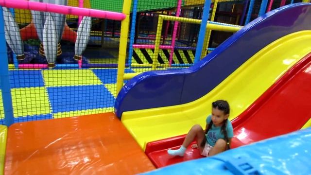 СУПЕР КЛАСС! / Игровая комната! Развлечения для детей на горках и батутах / Соня Поделкина смотреть онлайн