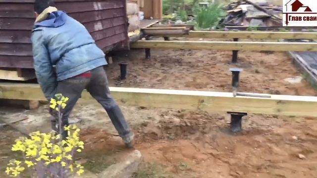 Перемещение дома на винтовые сваи. Обвязка свай брусом