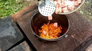 Картошка с мясом в казане на костре...
