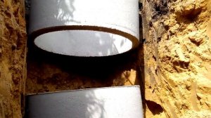 Процесс установки ЖБ колец для канализации