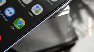 Матовая плёнка на дисплей телефона, для хорошей видимости изображения при ярком солнце на улице ...