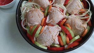 Куриные бедрышки с кабачками, морковью, помидорами, специями, запеченные в духовке. Вкусно и быстро