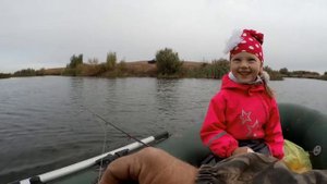 Как научить ребенка ловить спиннингом, и при этом не отбить желание рыбачить!!!  Воблер VS блесна!!