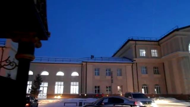 Вокзал Караганды - вид на фасад с автобусной остановки зимой 2021 года