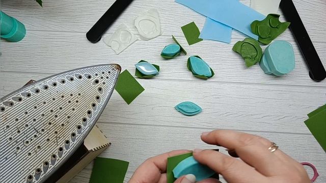 Часть 1. Отпечатки лепестков и листьев на разном фоамиране смотреть онлайн