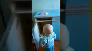 Ребёнок застрял в шкафу