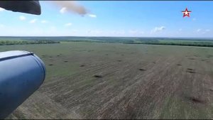 Ка-52 ВКС РФ наносит удары по бронетехнике и опорнику ВСУ.