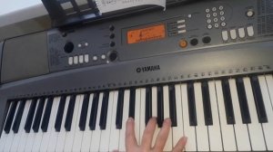 Лёгкая  красивая мелодия .Как сыграть на синтезаторе. Аккорды.