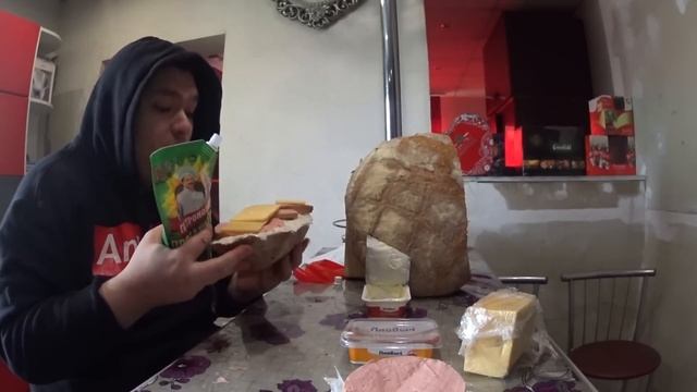 Ужинаю бутербродом с колбасой сыром и майонезом в 18:10 вечера смотреть онлайн