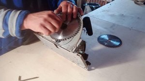 как поменять пильный диск на Мaките SP6000