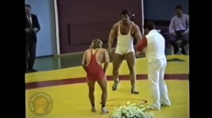 Бодибилдер против борца, кто победит сила или техника?