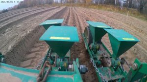 Овощная сеялка РОСТА в работе. Посев моркови осенью в грядки после самодельного грядообразователя!