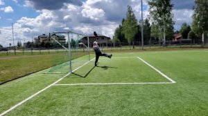 Удар по воротам в сильном замедлении