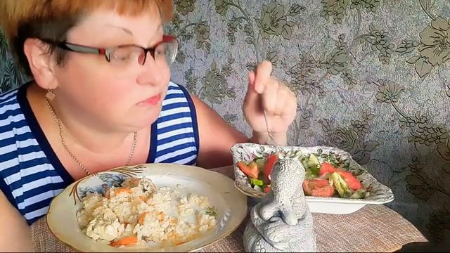 Русский мукбангПловокаша салатОбжор на камеруЕм и ч.mp4