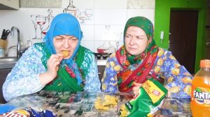 БАБКИ ПРОБУЮТ ЧИПСЫ Дмитриевны