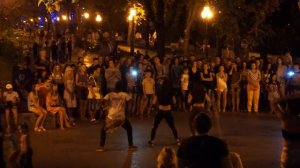 Экзотичные танцы на Приморском бульваре в Одессе