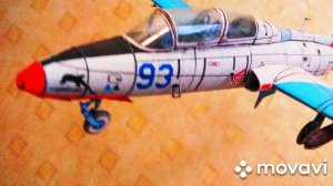 Модель самолёта Л-29 "Дельфин" из бумаги и картона.