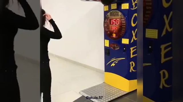 #удар в грушу силомер и девченка