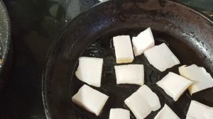 Готовим ужин по-деревенски ( драники с жареными яйцами, луком и шкварками)