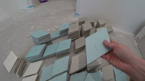 КОГДА УСТАНАВЛИВАТЬ КОРОБКУ ДВЕРИ СКРЫТОГО МОНТАЖА | Делаем пол в санузле из разной плитки