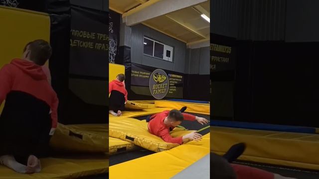 Опа, Юра, блин!!! ? Как тренирую сальто назад с кувырка вперёд. #сальто #трюки #батут #как смотреть онлайн