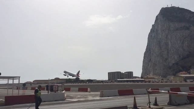 RUNWAY INTERSECTS THE MAIN STREET - Gibraltar Airport смотреть онлайн