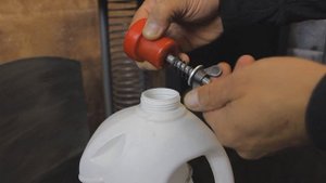 Самоделка из канистры от стирального порошка. Полезное изобретение для авто. Умывальник рукомойник