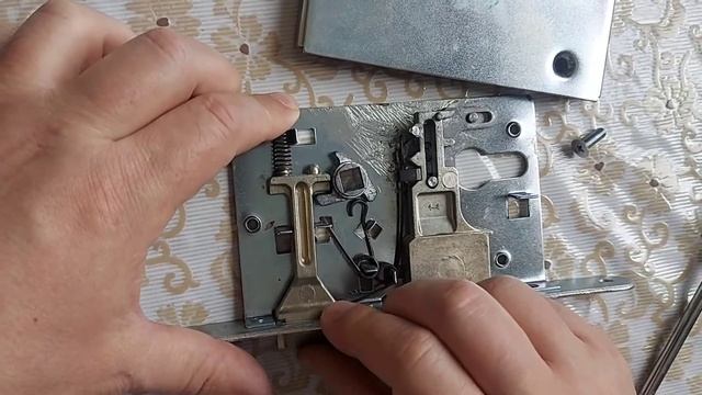 разбираем дверной замок и переворачиваем защелку #замок #двернойзамок #защелка