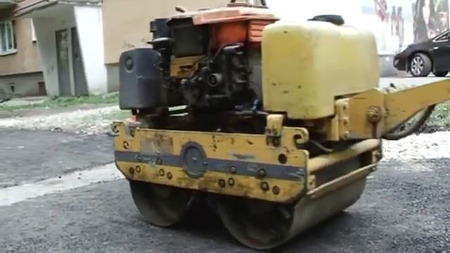 На роликах по гладкому асфальту. В Ревде идет ремонт дворовых дорог смотреть онлайн